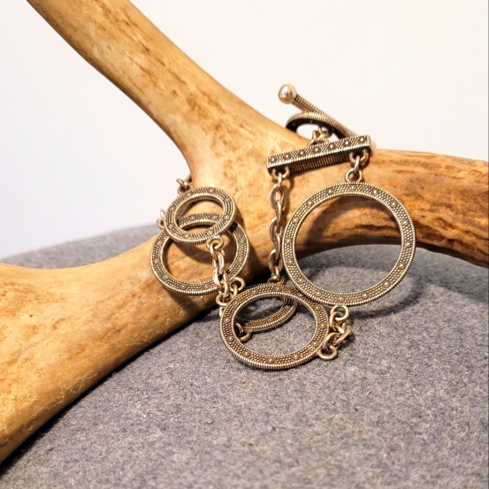 Fashion bracelet with circle two strand layout design